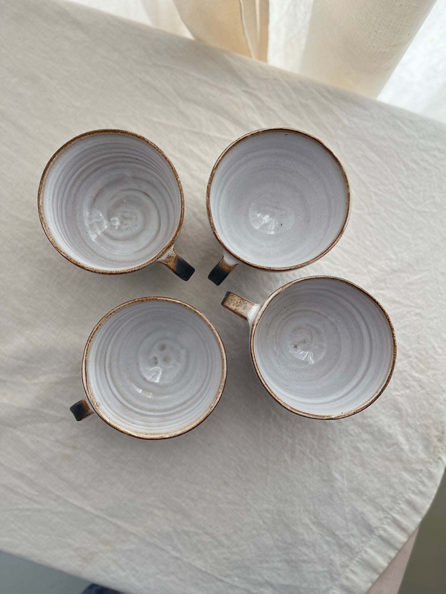 Tasse - grès noir chamotté - émail blanc - dégradé café. Service à thé. Arts de la table.