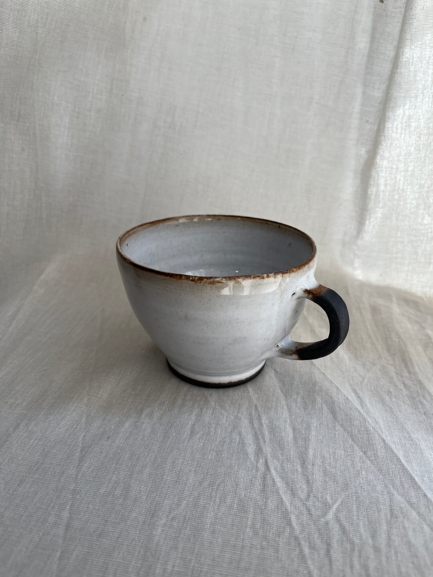 Tasse - grès noir chamotté - émail blanc - dégradé café. Service à thé. Arts de la table.