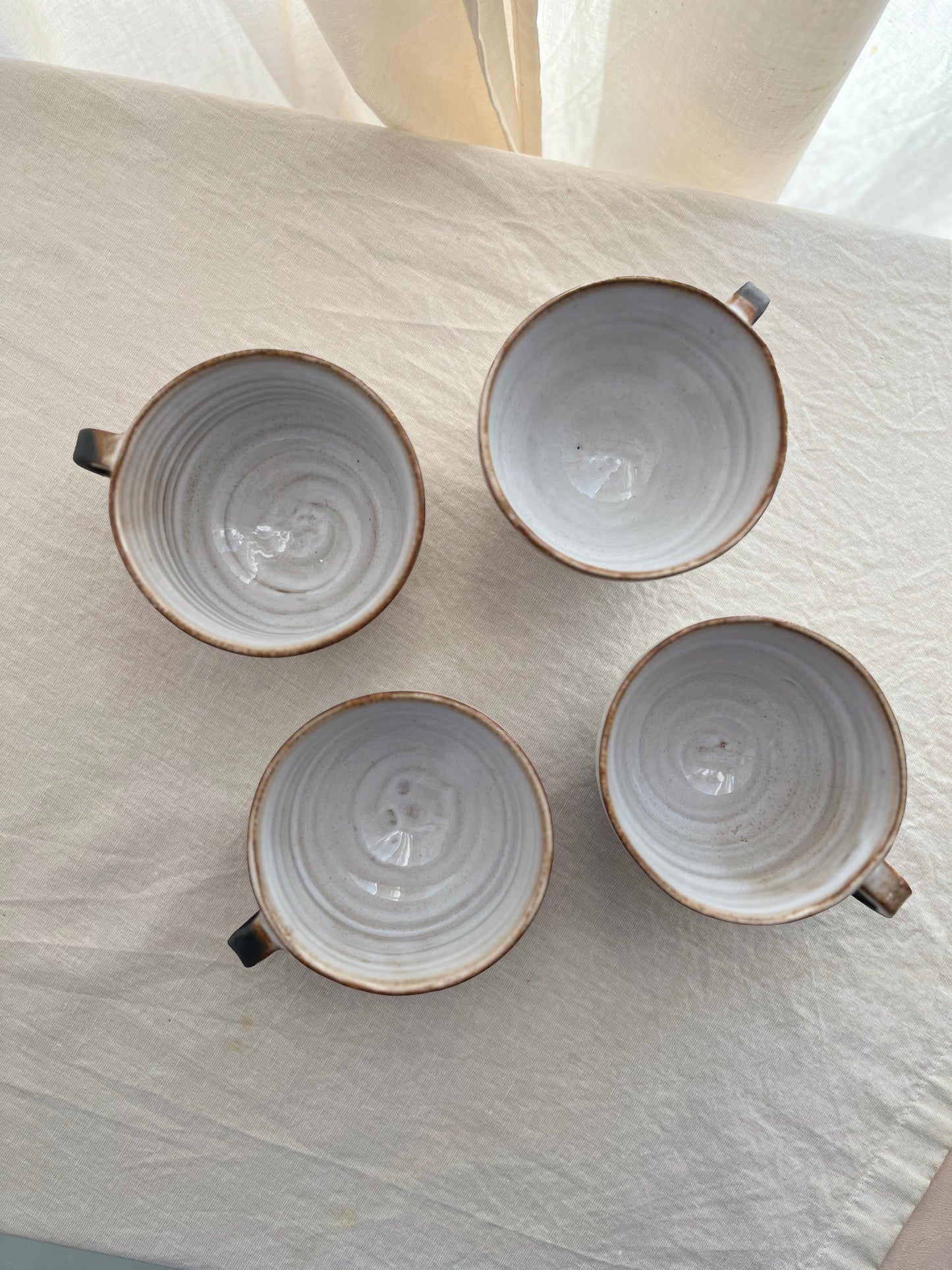 Tasse - grès noir chamotté - émail blanc - dégradé café. Service à thé. Arts de la table.