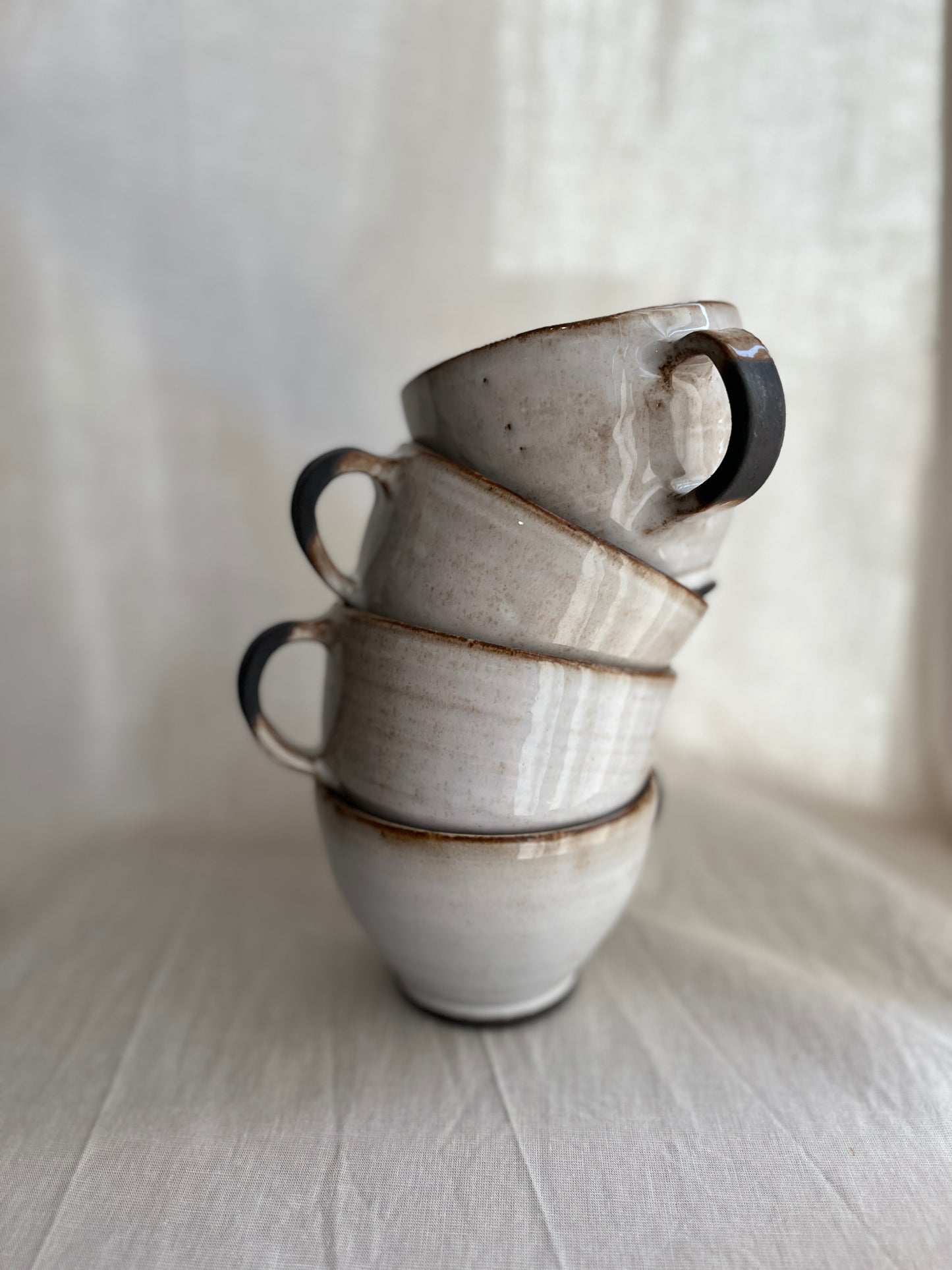Tasse - grès noir chamotté - émail blanc - dégradé café. Service à thé. Arts de la table.
