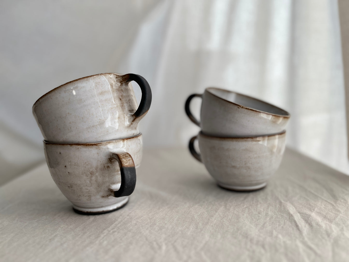 Tasse - grès noir chamotté - émail blanc - dégradé café. Service à thé. Arts de la table.