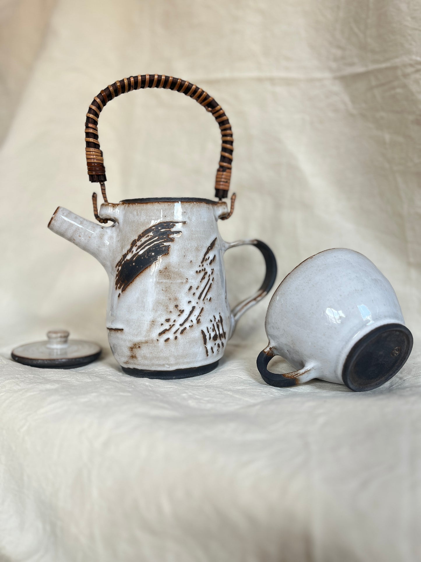 Théière blanche avec anse - grès noir