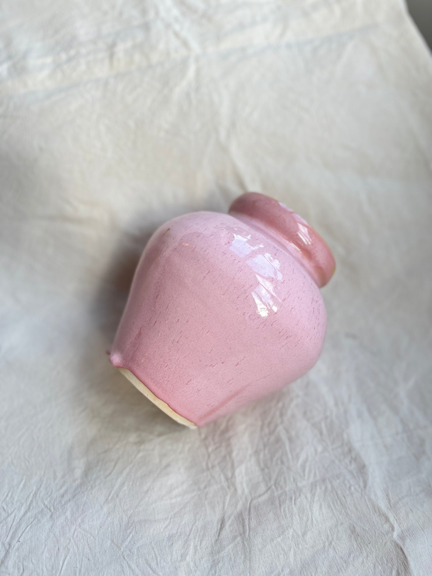Vase en grès et émail rose - oh le bonbon!