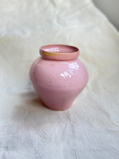 Vase en grès et émail rose - oh le bonbon!