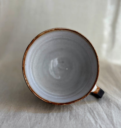 Tasse - grès noir chamotté - émail blanc - dégradé café. Service à thé. Arts de la table.
