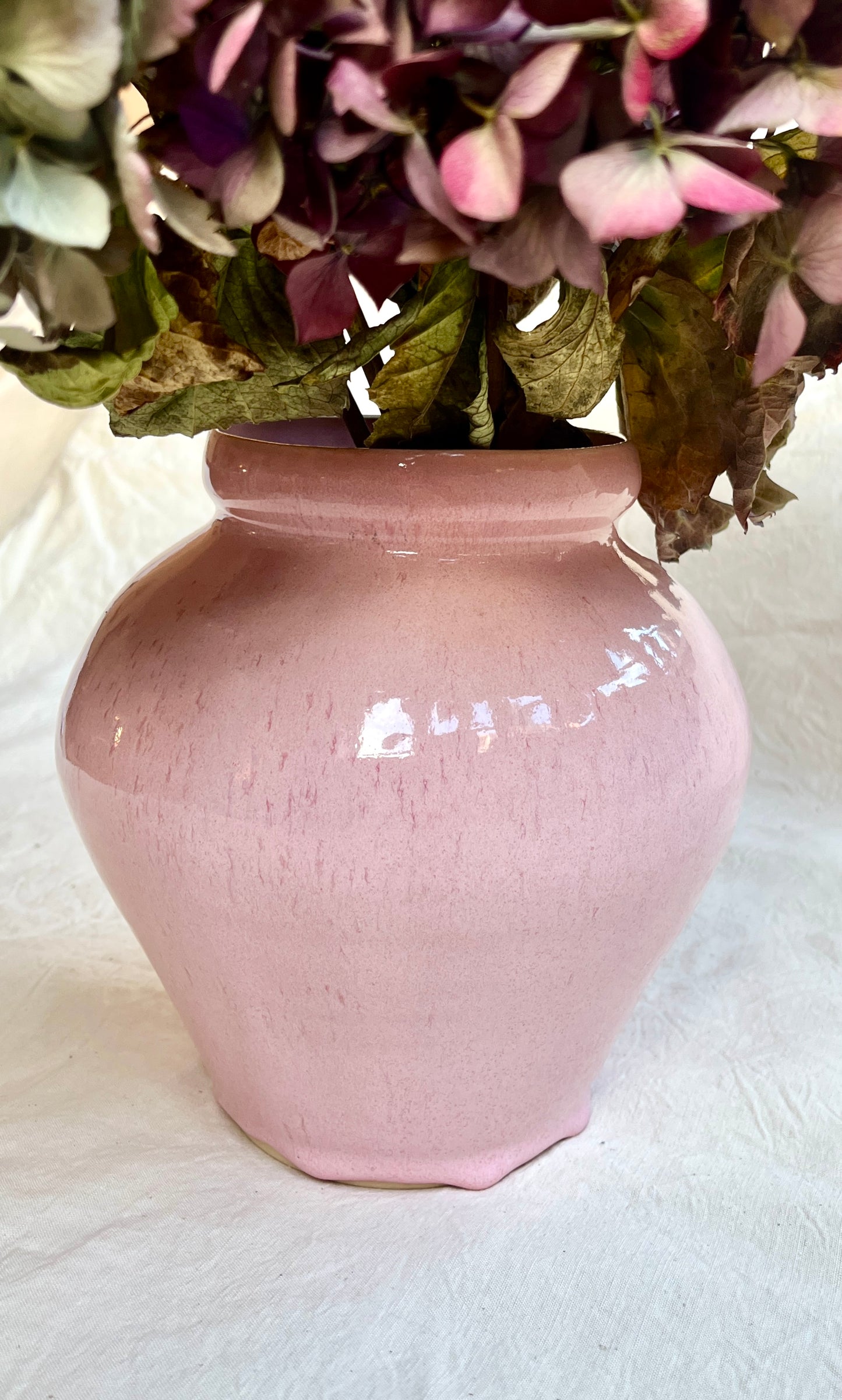Vase en grès et émail rose - oh le bonbon!