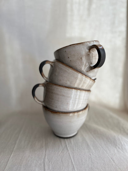 Tasse - grès noir chamotté - émail blanc - dégradé café. Service à thé. Arts de la table.