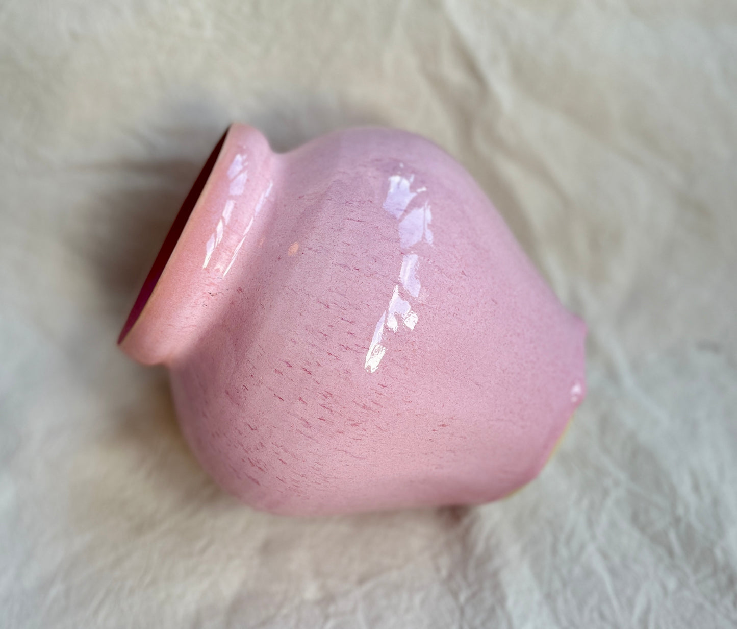 Vase en grès et émail rose - oh le bonbon!