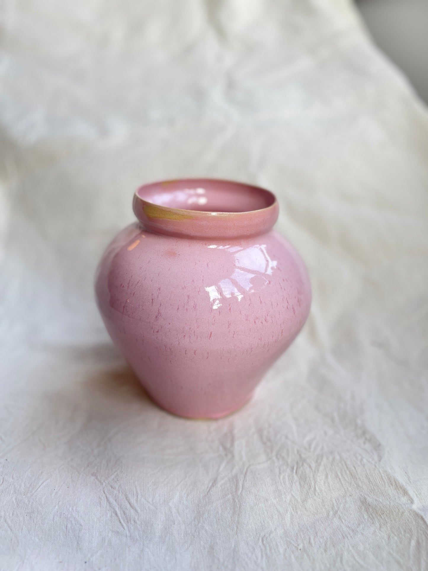 Vase en grès et émail rose - oh le bonbon!