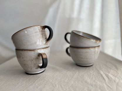 Tasse - grès noir chamotté - émail blanc - dégradé café. Service à thé. Arts de la table.